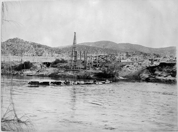 Image:Tharwa Bridge construction-O'Hanlon.jpg