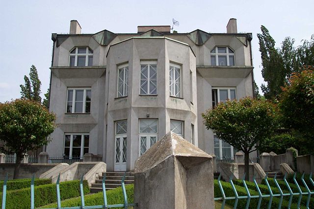 Image:Praha, V&yacute;toň, kubistick&aacute; vila.jpg