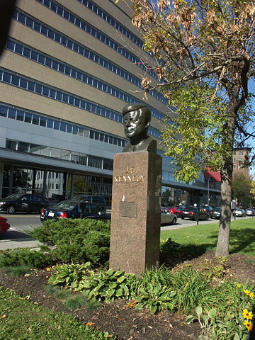 Image:President Kennedy (bust) on Pr&eacute;sident-Kennedy Avenue, Montreal, 2005-10-21.JPG
