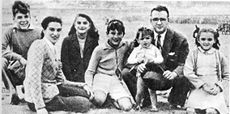A teenage Ernesto (left) with his parents and siblings, ca.1944. Seated beside him, from left to right: Celia (mother), Celia (sister), Roberto, Juan Mart&iacute;n, Ernesto (father) and Ana Mar&iacute;a.