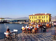 Caf&eacute;s at the port of İzmir