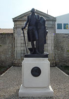Statue of George Washington, with a medallion of his French ancestor Nicolas Martiau, born in &Icirc;le de R&eacute;, France