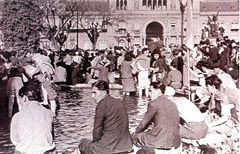 Demonstration for Per&oacute;n's release, on October 17, 1945. The Casa Rosada is seen in the background.