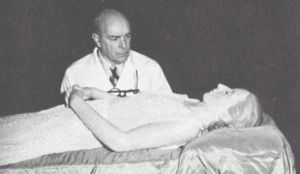 Dr Ara inspects Eva Per&oacute;n's embalmed corpse.