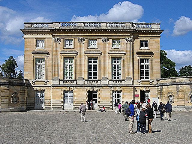 Image:800px-Ch&acirc;teautrianon.jpg