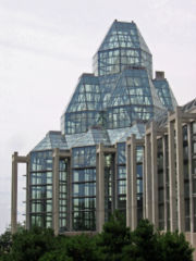 The glass fa&ccedil;ade of Canada's National Gallery.